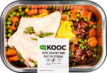 Wilde zalm met zwarte rijst en zeekraal